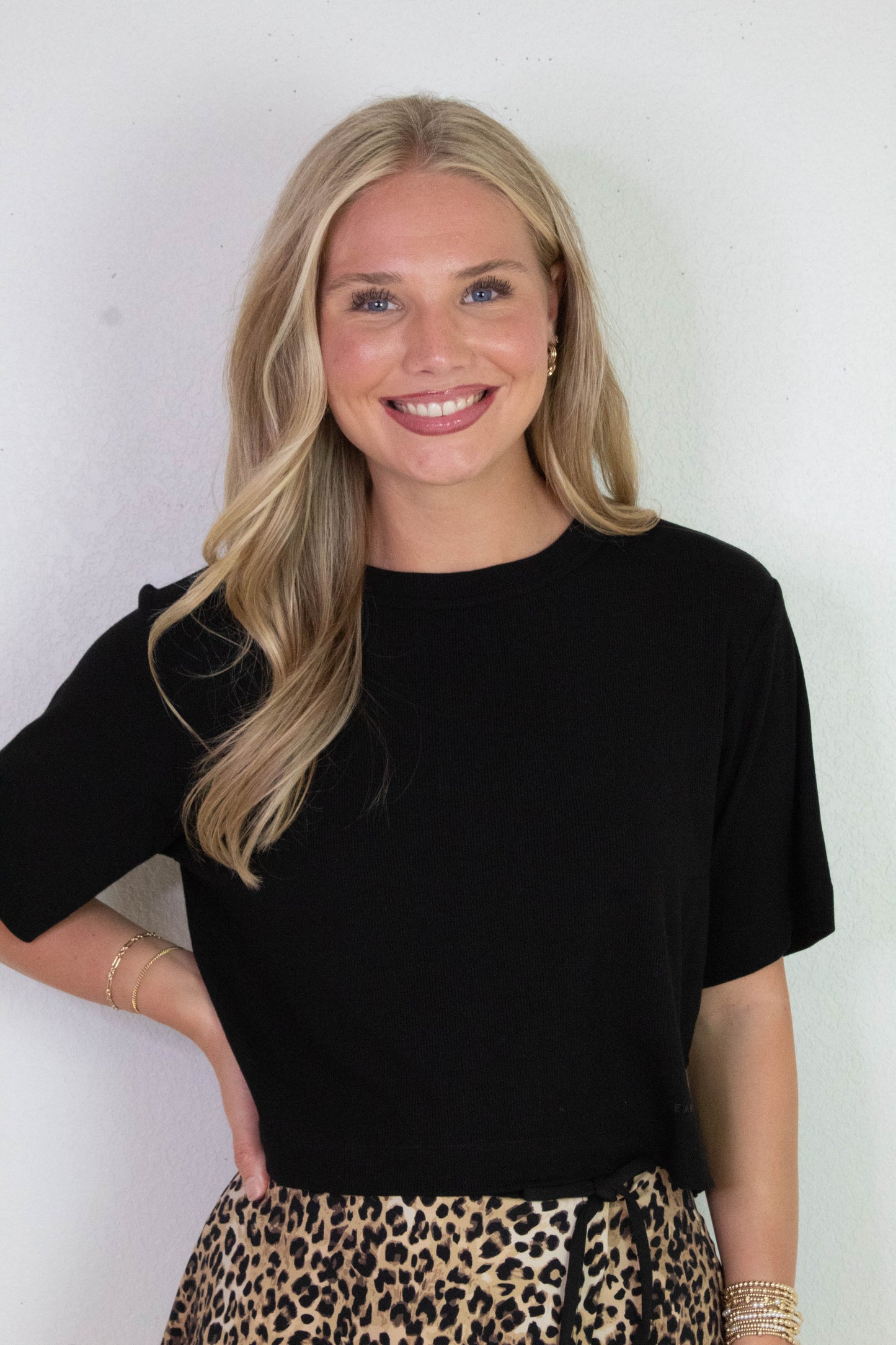  Karen Cropped Tee, Black | Cream Yoga