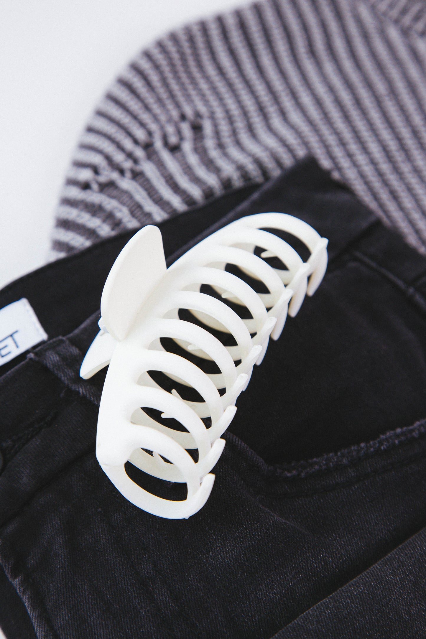  Oversized Claw Clip, Off White