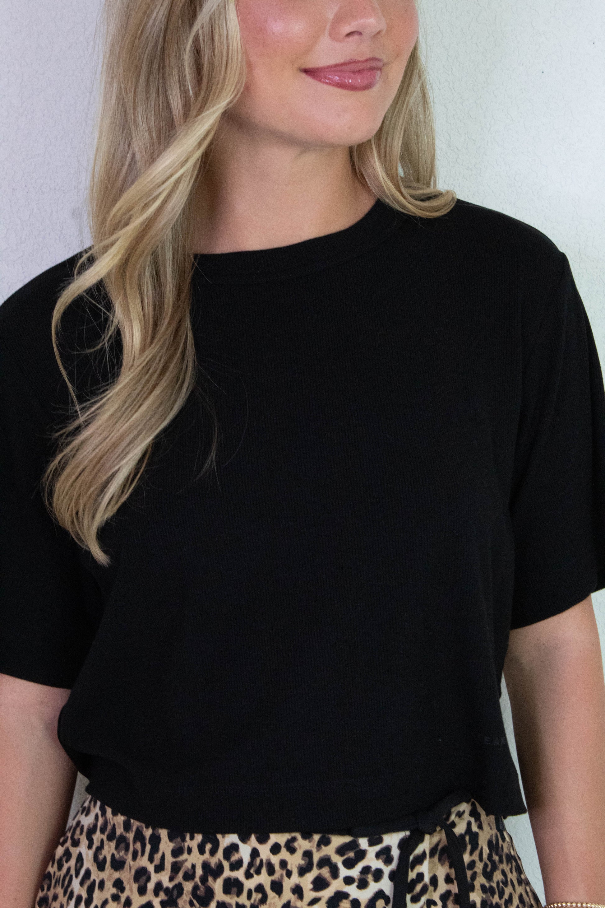  Karen Cropped Tee, Black | Cream Yoga