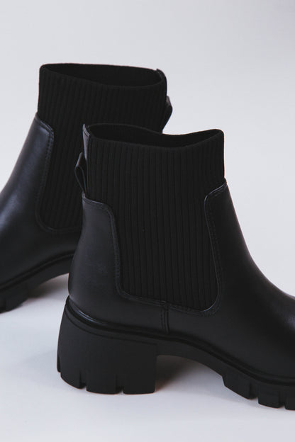  Zordy Ribbed Ankle Lug Sole Chelsea Boot, Black
