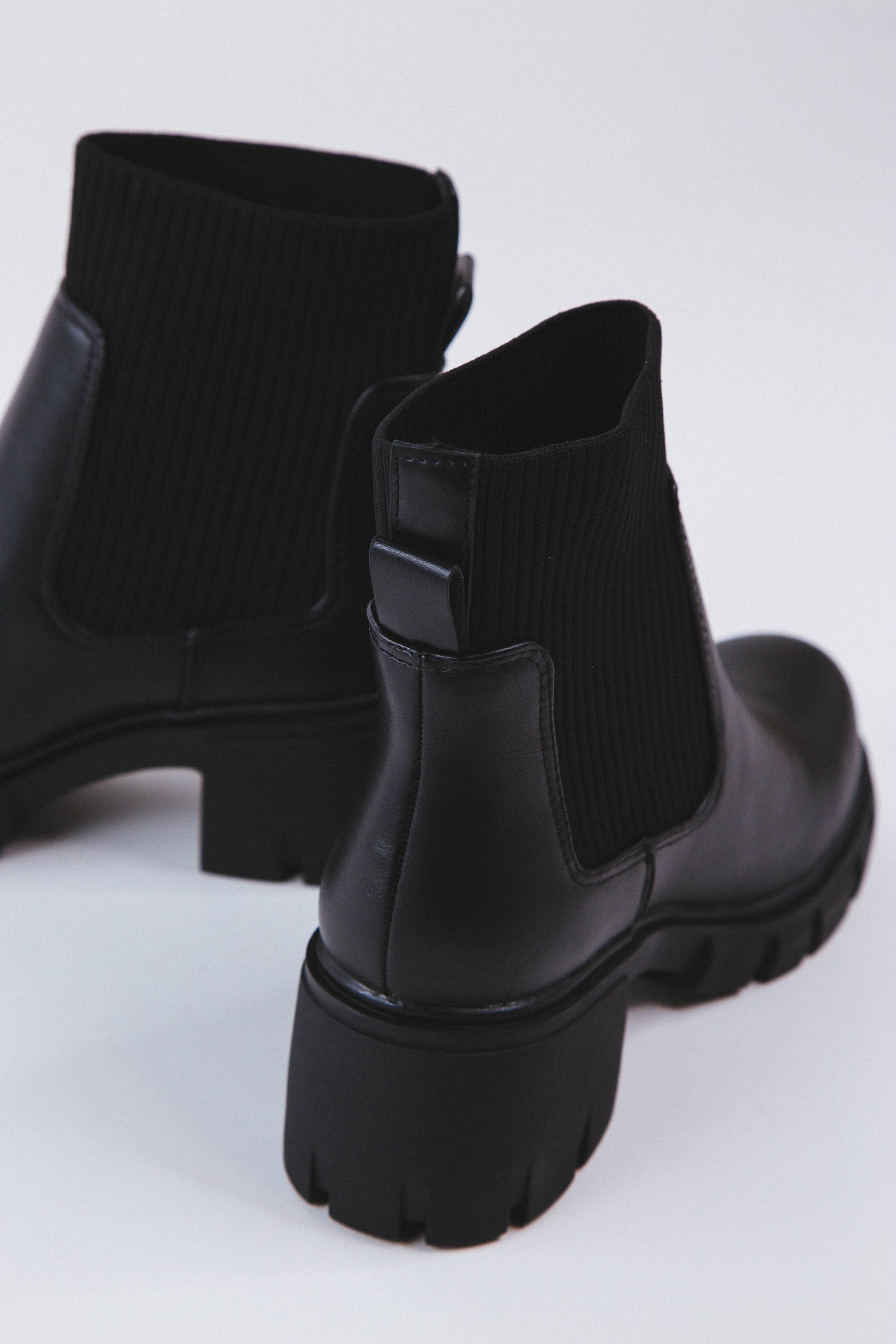  Zordy Ribbed Ankle Lug Sole Chelsea Boot, Black